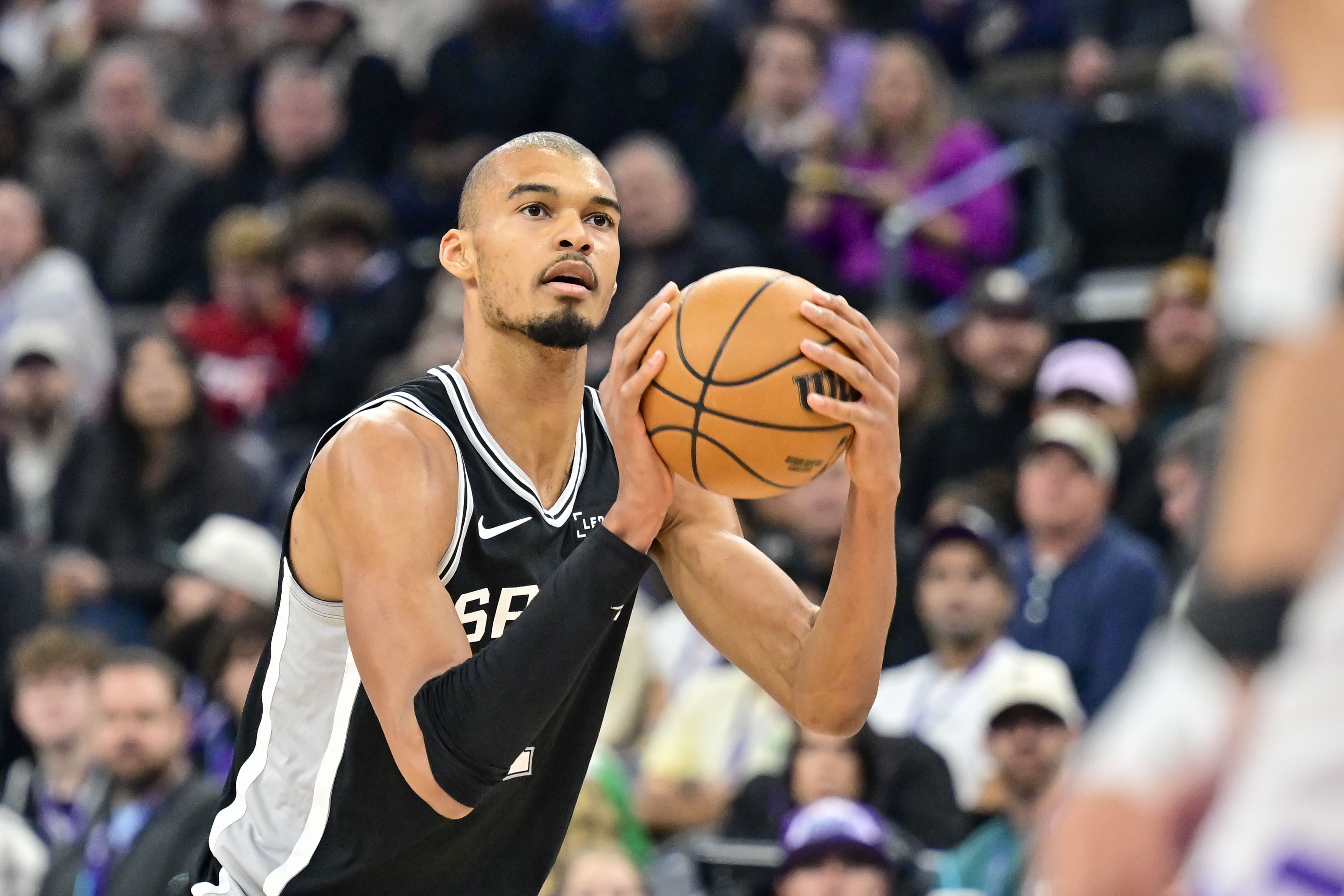 2米24的后卫怎么防?文班三分线外大幅变向 晃开加福德转身跳投